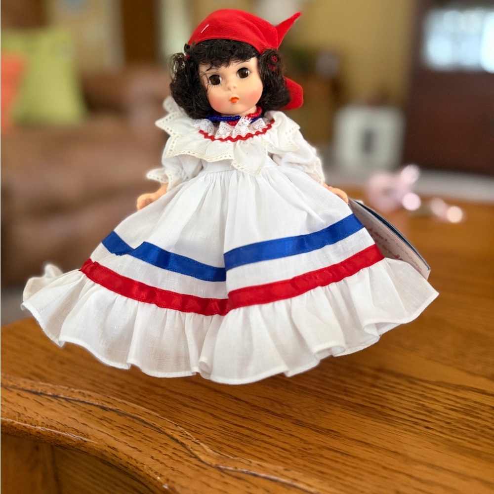 Madame Alexander miniature showcase Dominican Republic
 #544 8” in Original Box